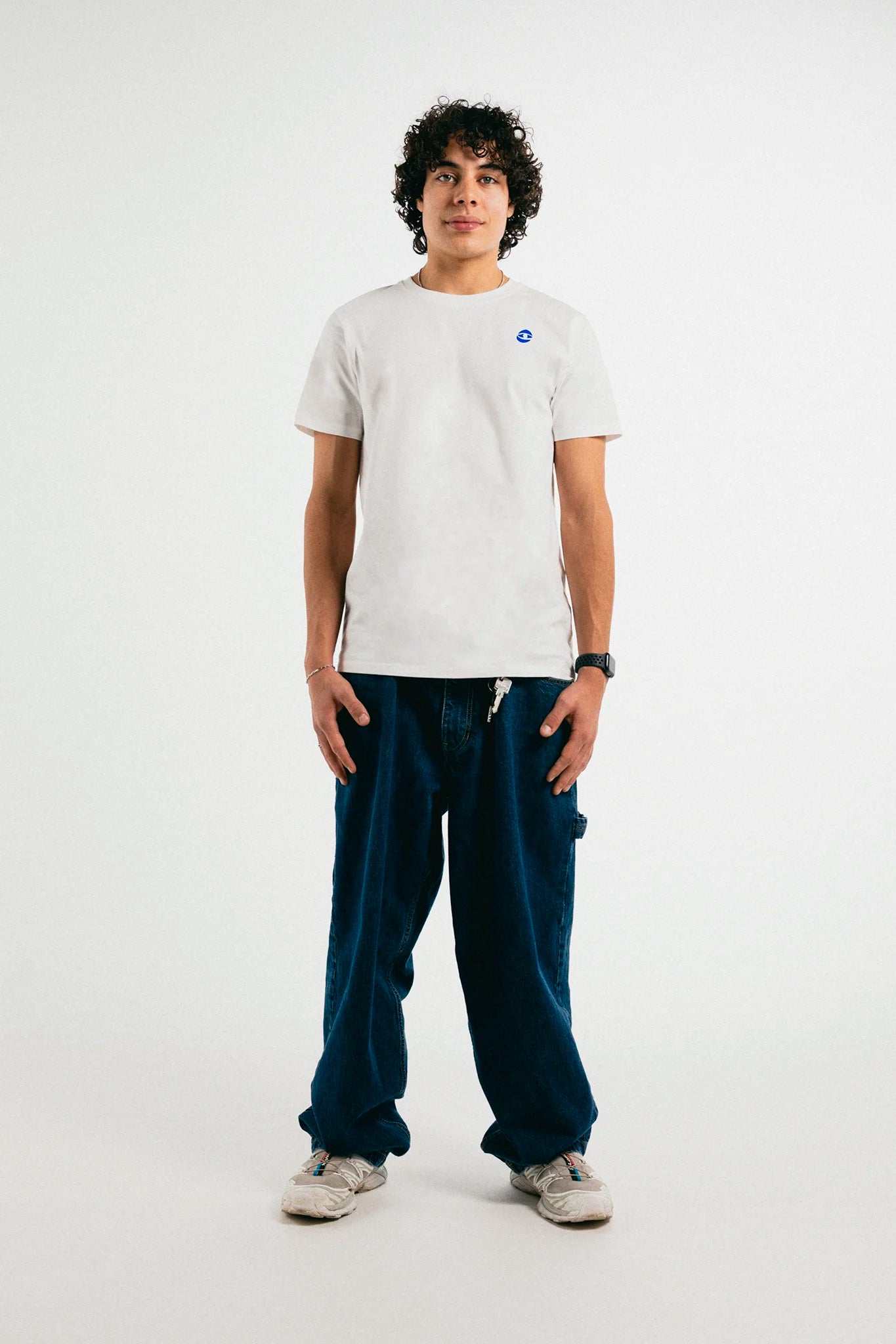 Man wearing the white and blue Jovandi Cheyes1 T-Shirt