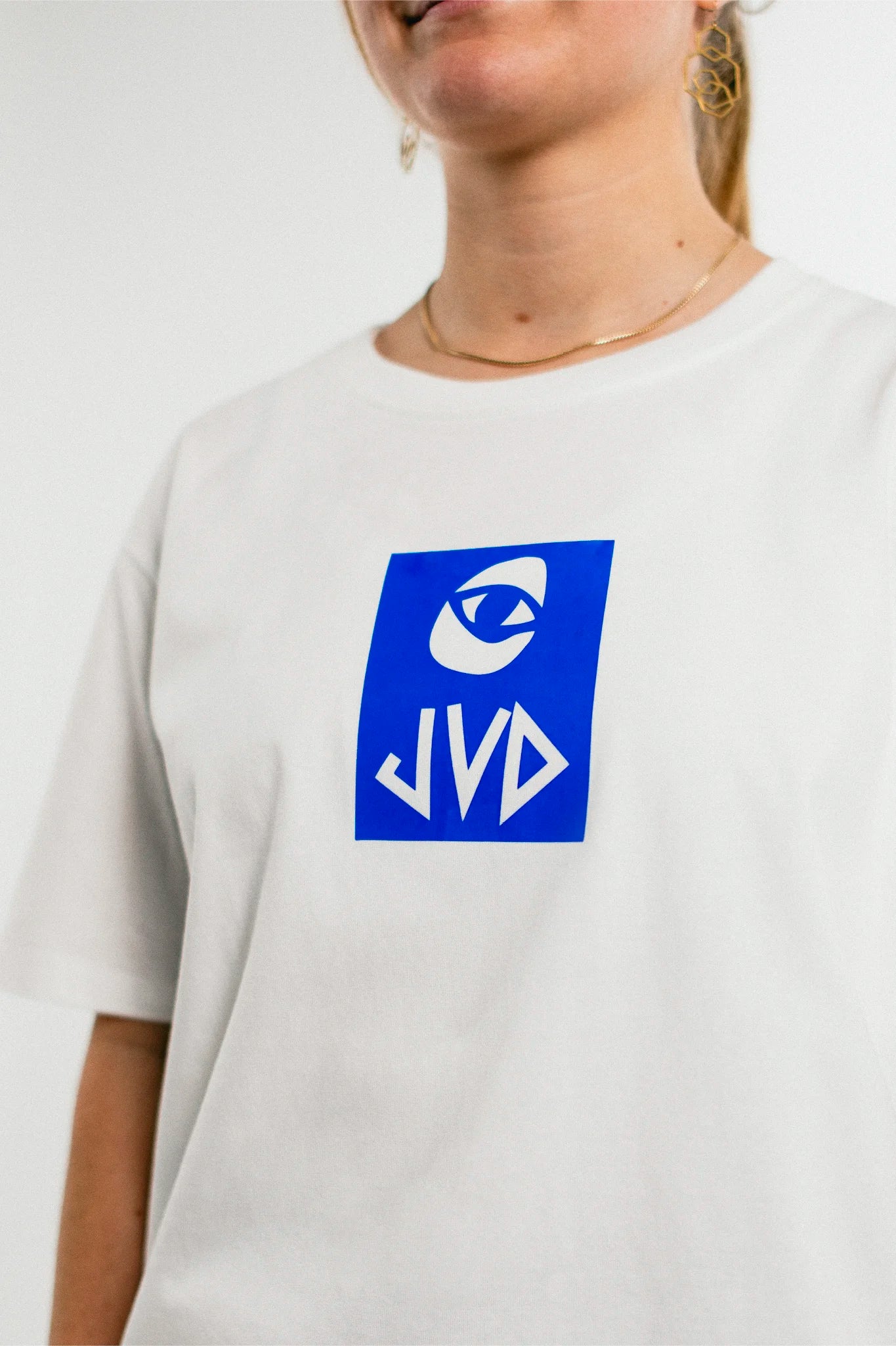 Man wearing the white and blue Jovandi Cheyes2 T-Shirt