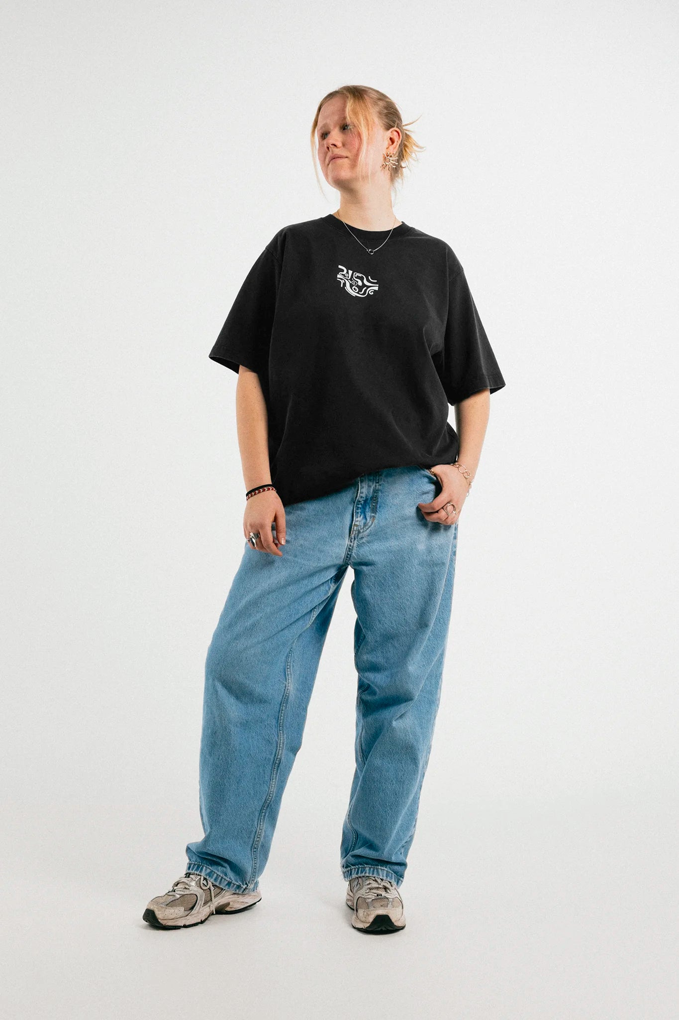 Woman wearing the black Jovandi Drawn Lines T-Shirt
